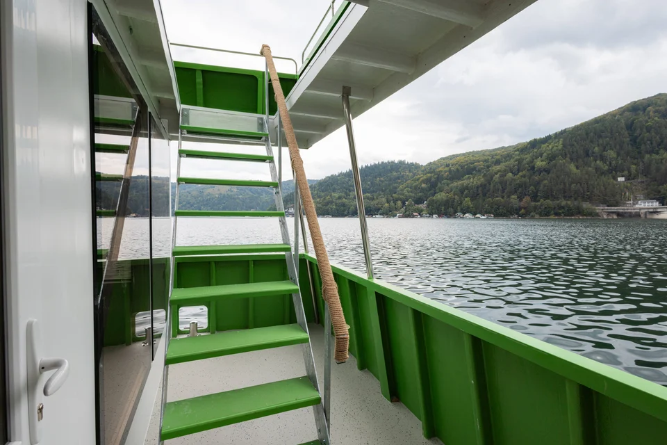 Scară verde spre terasa superioară a houseboatului