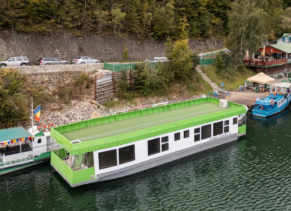 Houseboat alb și verde acostat, vedere de sus