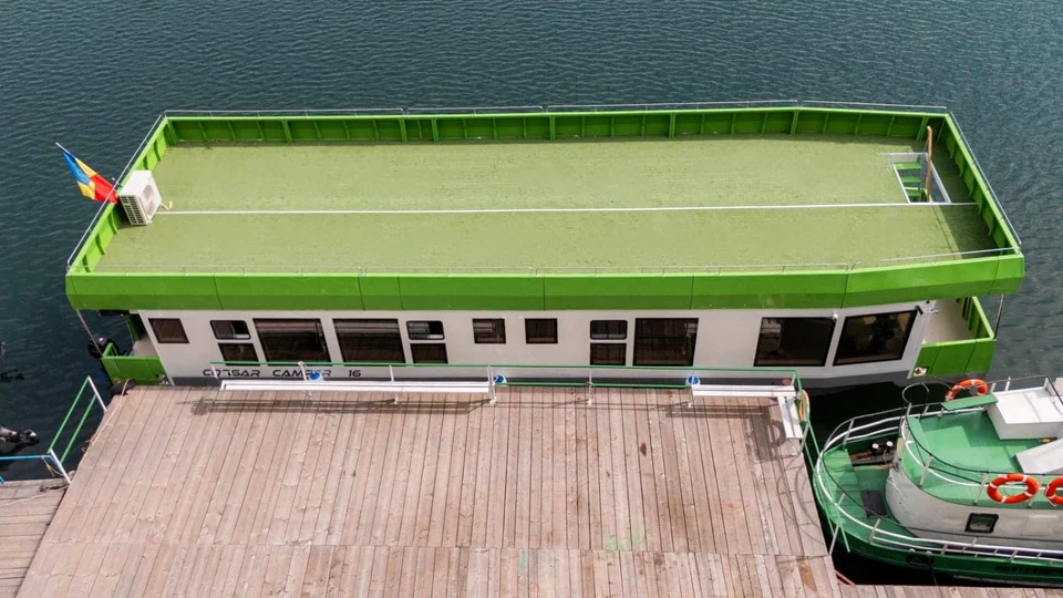 Terasa superioară verde a houseboatului, vedere de sus