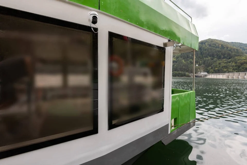Ferestre și bordaj alb și verde pe houseboat