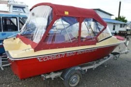 Barcă roșie și crem cu copertină, vedere laterală