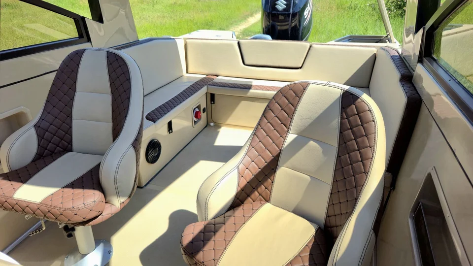 Scaune și banchetă din interiorul bărcii