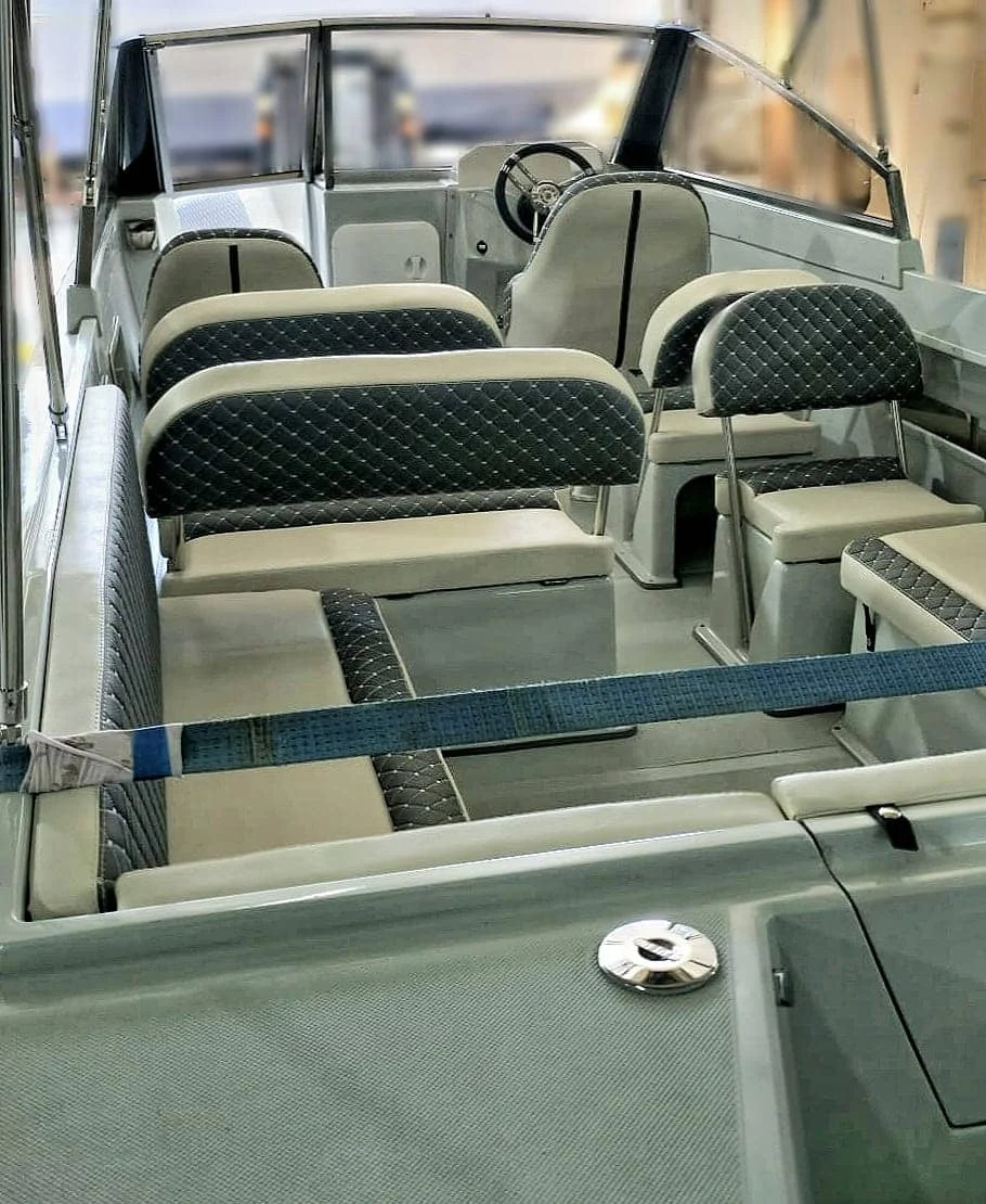 Rânduri de scaune în interiorul bărcii