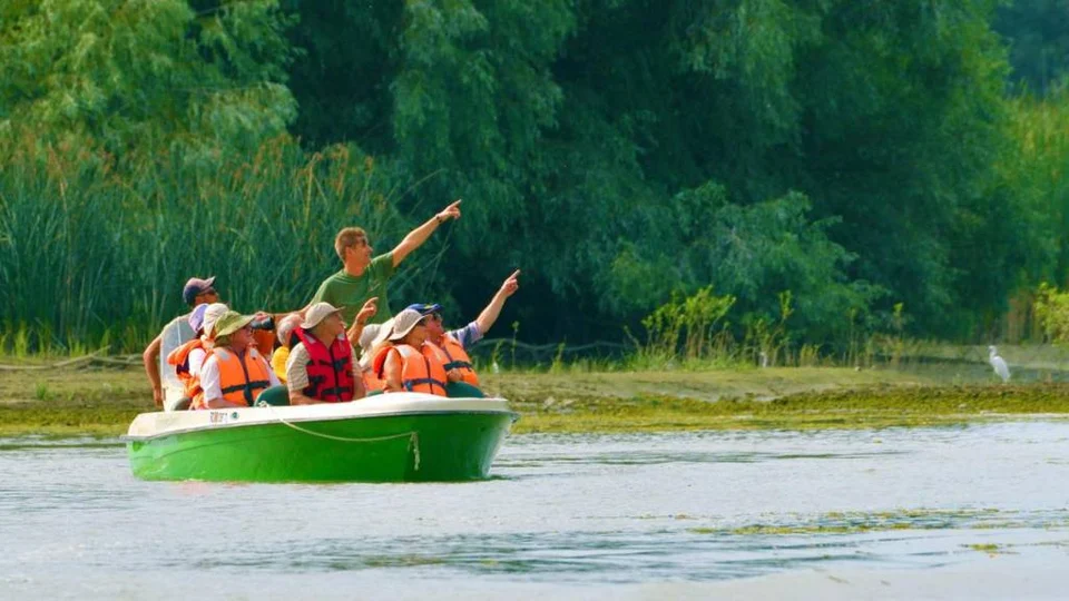 Barcă verde cu pasageri, în mers pe apă Barcă verde cu pasageri, în mers pe apă