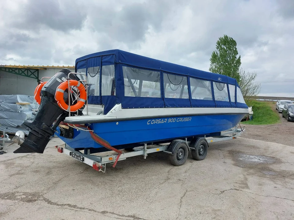 Barcă albastră cu cabină și motor, vedere din spate Barcă albastră cu cabină și motor, vedere din spate