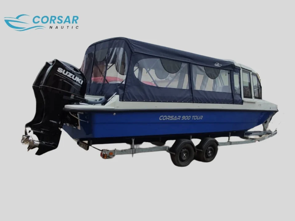 Barcă albastră cu cabină și motor, pe remorcă