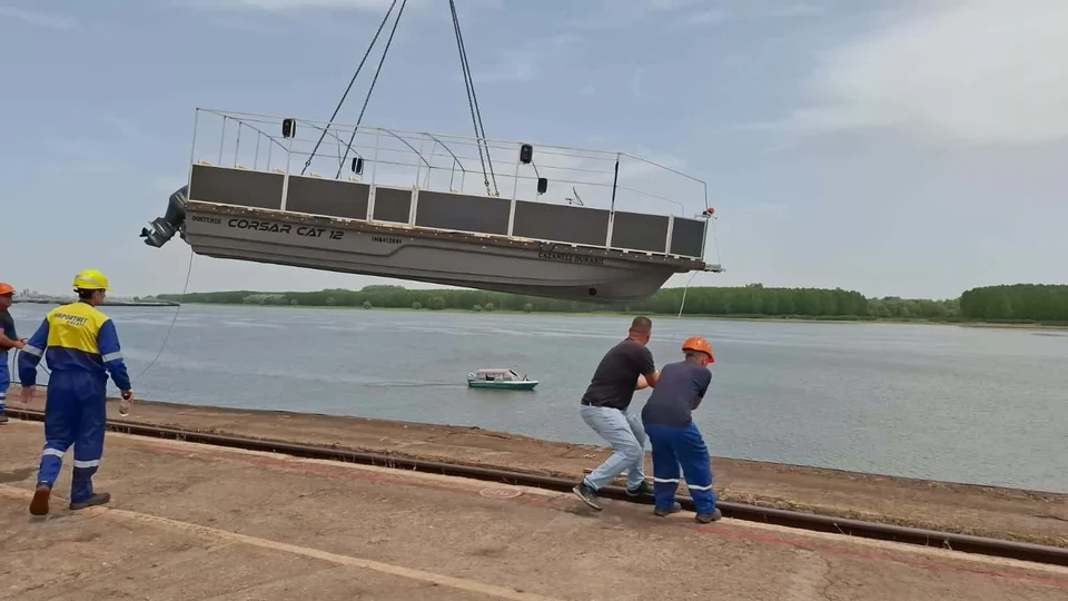 Platformă plutitoare cu motoare, suspendată cu macara