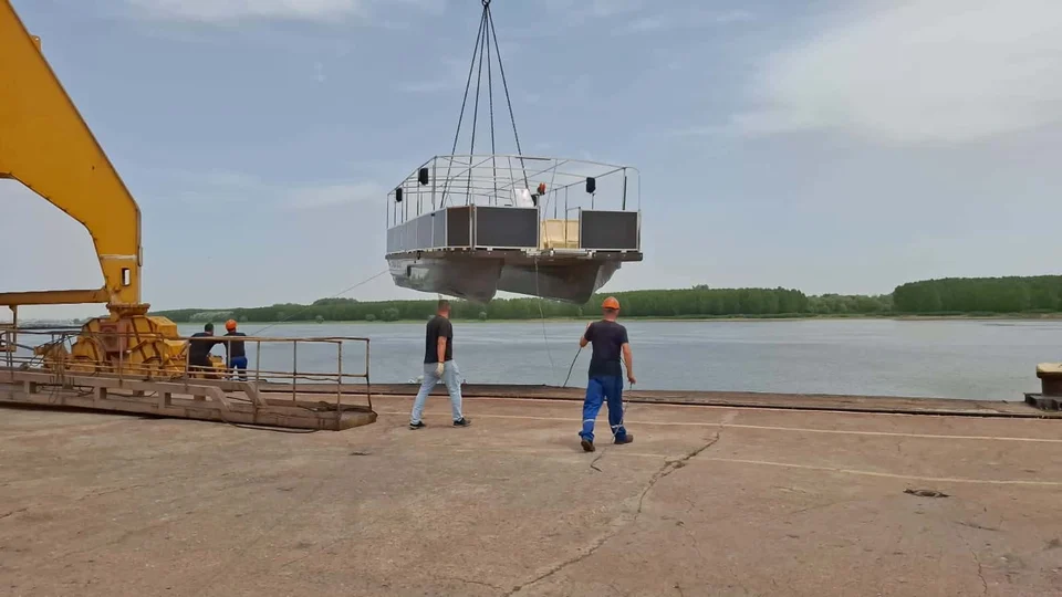 Platformă plutitoare suspendată deasupra apei, vedere laterală