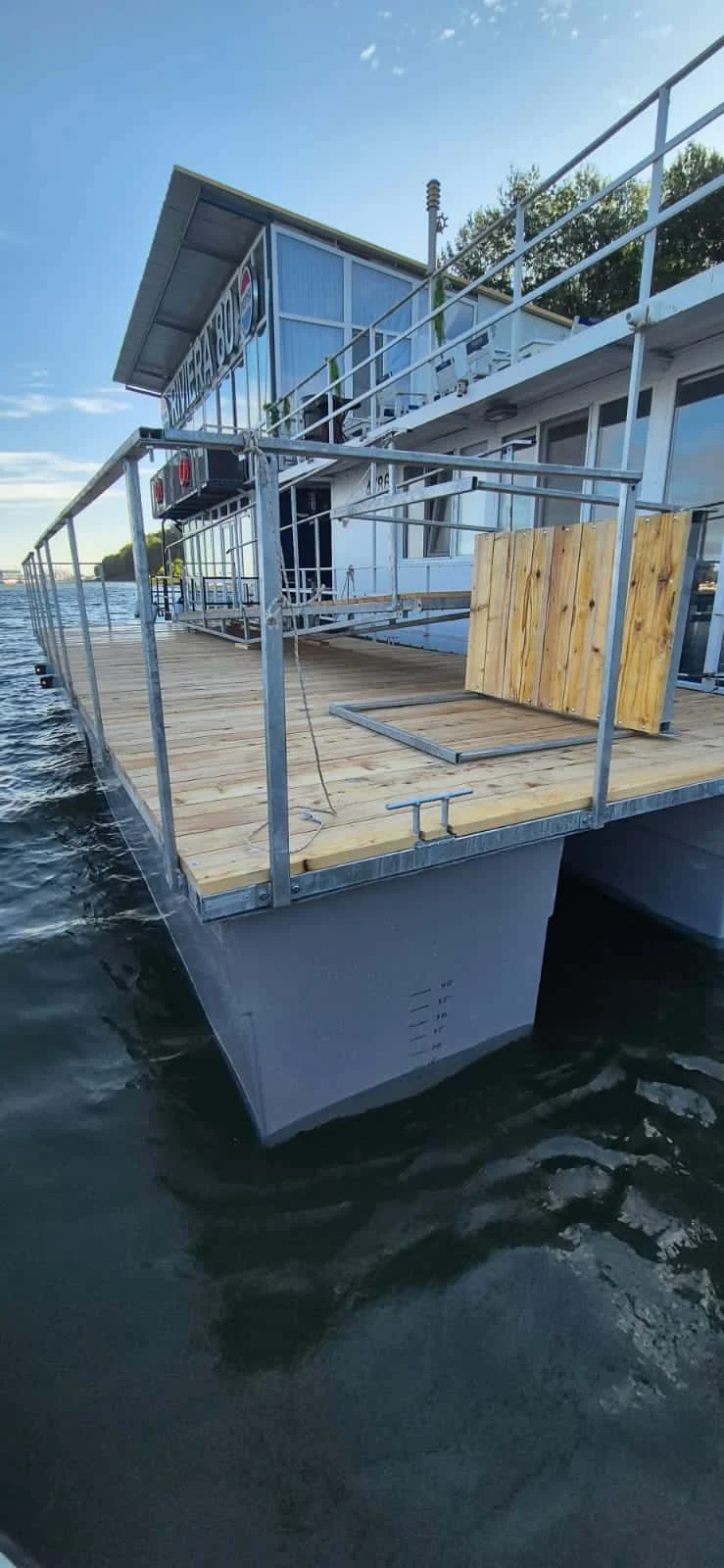 Ponton cu balustradă lângă o clădire de pe apă