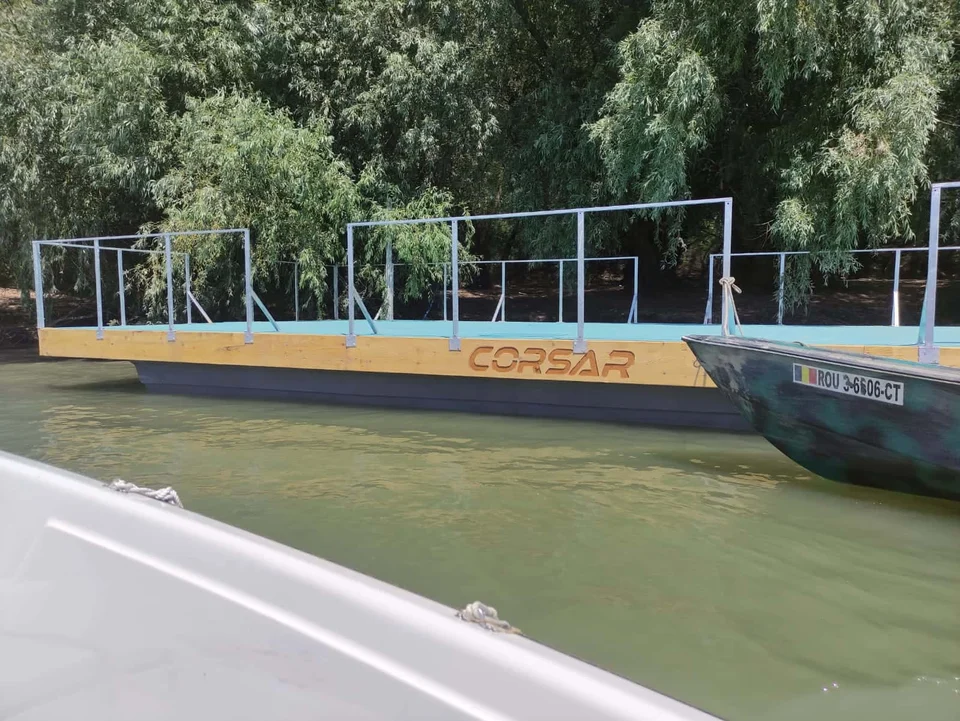 Ponton cu balustradă acostat lângă mal