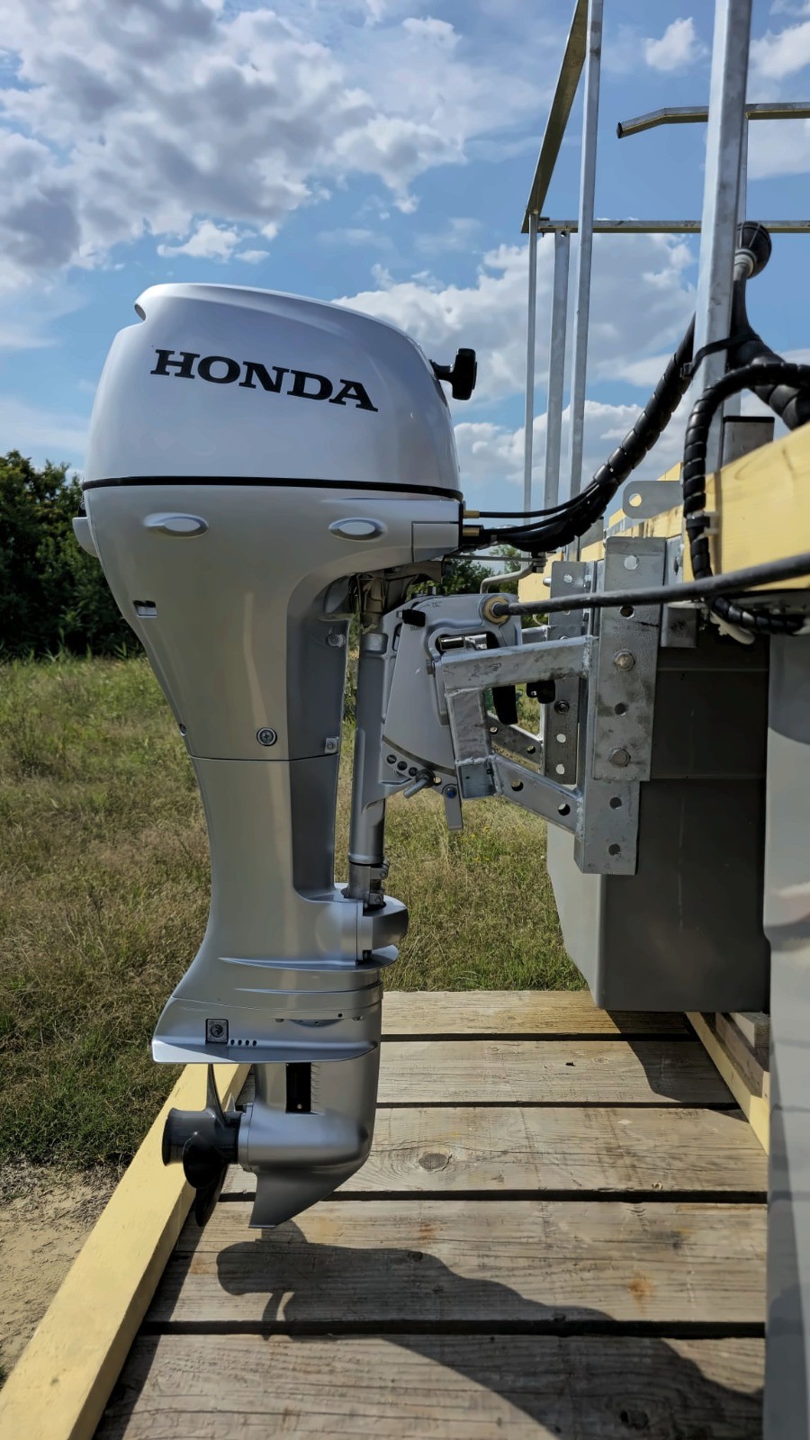 Motor Honda și suport de motor pe catamaran