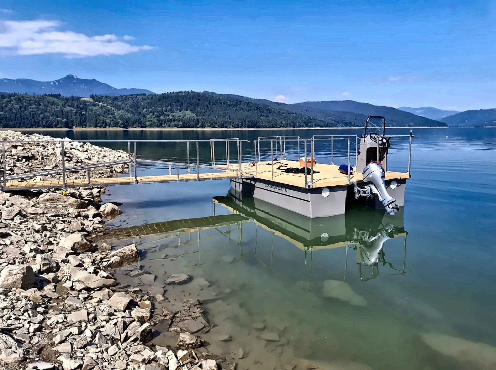 Punte și balustradă metalică pe catamaran, lângă mal