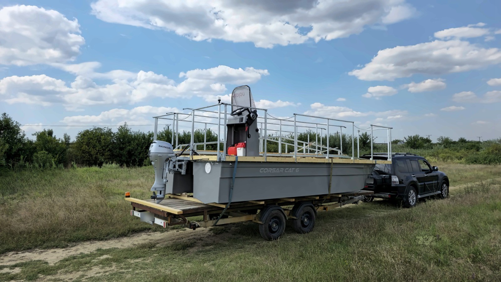 Catamaran pe remorcă, în spatele unui autoturism